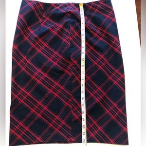 Old navy, cotton blend navy and red skirt with side zip. Size 6